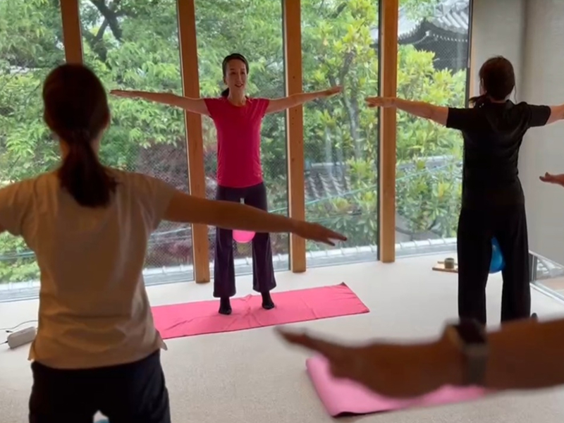 講師 愛音羽麗 ヨガレッスン風景