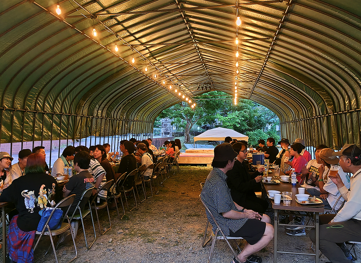 大人数の食事（BBQハウス）
