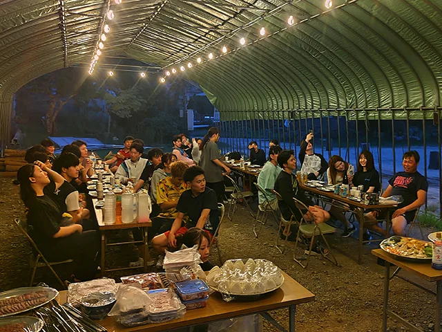 BBQを楽しむ学生グループ