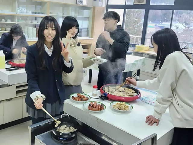 食事を囲む学生グループ
