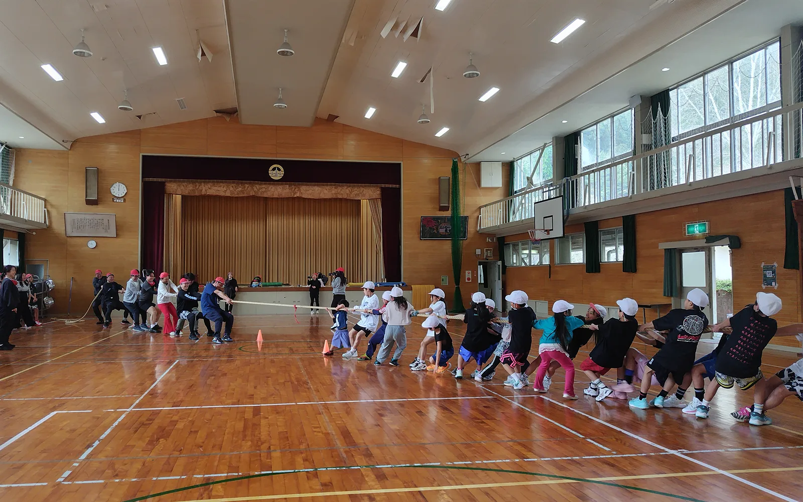 体育館でスポーツ合宿を楽しむ様子