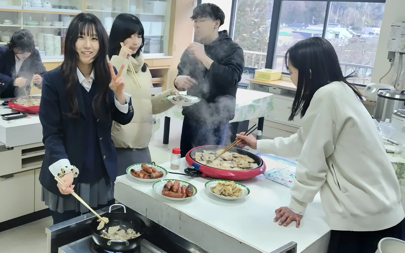 家庭科室で調理する様子