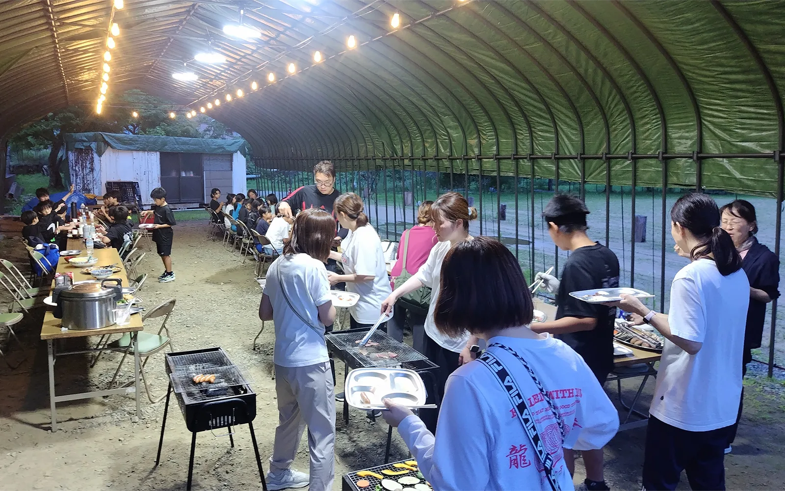 合宿でBBQを楽しむ様子