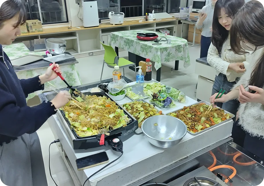 学校の家庭科室で料理する様子