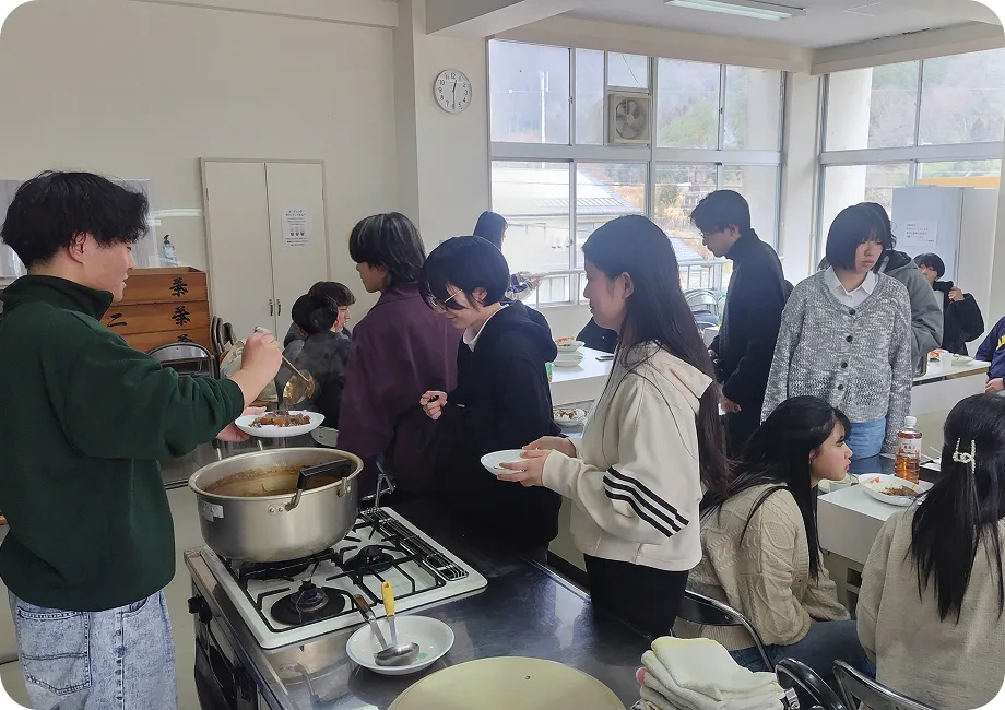 学校の家庭科室で料理する様子パート2